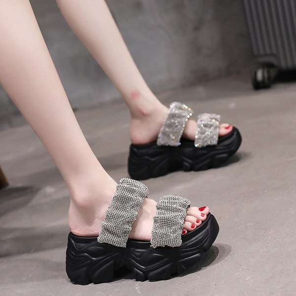 Sieviešu čības ar spīdīgu efektu un zoli 7 cm