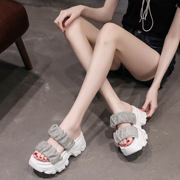 Sieviešu čības ar spīdīgu efektu un zoli 7 cm