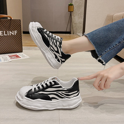 Sieviešu kedas ar dzīvnieku rakstu divās krāsās