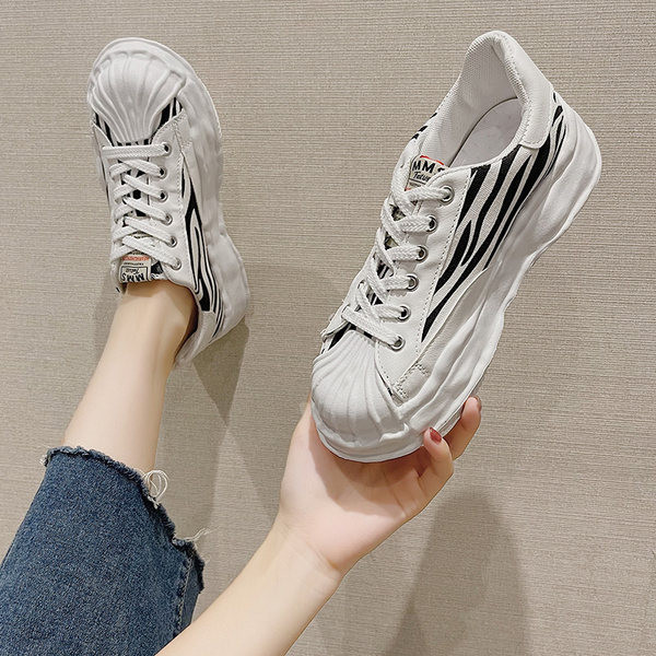 Sieviešu kedas ar dzīvnieku rakstu divās krāsās