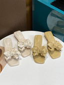 Sieviešu ādas čības ar lentes rotājumu