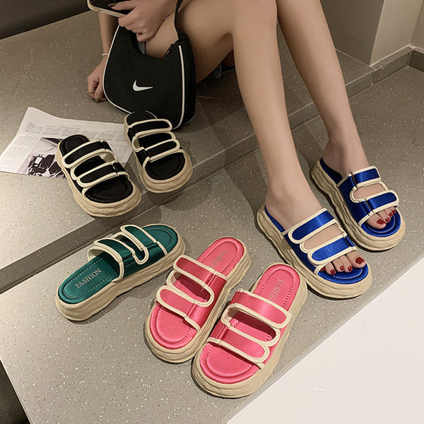 Jauns sieviešu čību modelis ar velcro