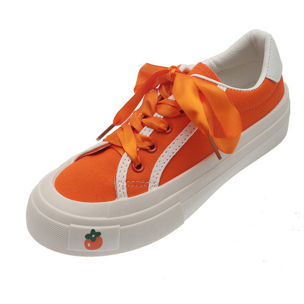 Sieviešu kedas ar mežģīnēm oranžā krāsā un plakanu zoli