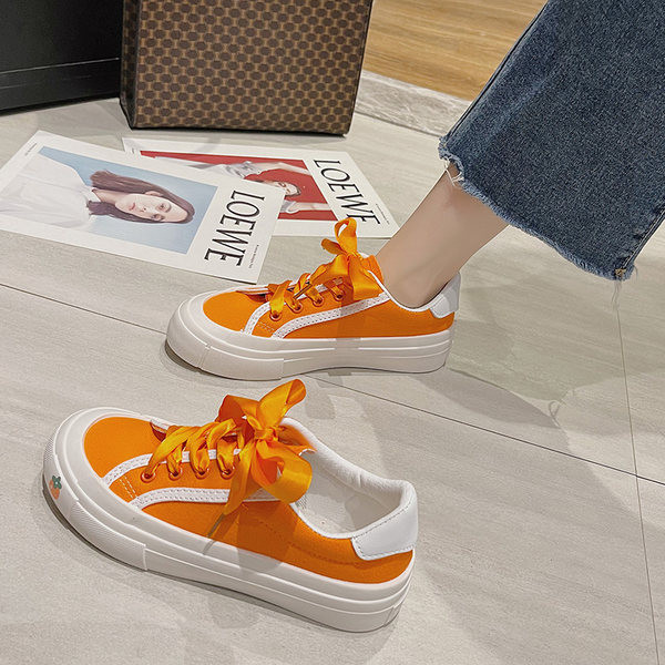 Sieviešu kedas ar mežģīnēm oranžā krāsā un plakanu zoli