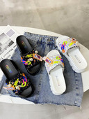 Ikdienas sieviešu čības ar krāsainu rotājumu un plakanu zoli