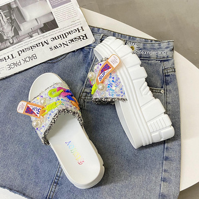 Ikdienas sieviešu čības ar krāsainu rotājumu un plakanu zoli