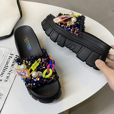 Ikdienas sieviešu čības ar krāsainu rotājumu un plakanu zoli