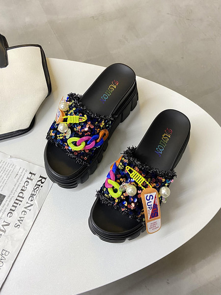 Ikdienas sieviešu čības ar krāsainu rotājumu un plakanu zoli