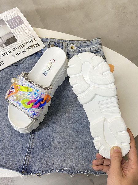 Ikdienas sieviešu čības ar krāsainu rotājumu un plakanu zoli