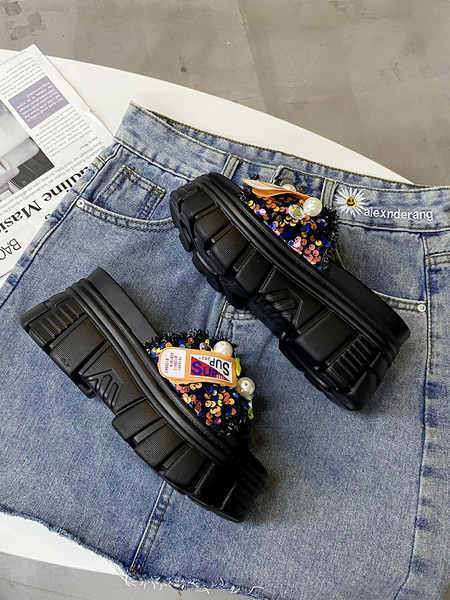 Ikdienas sieviešu čības ar krāsainu rotājumu un plakanu zoli