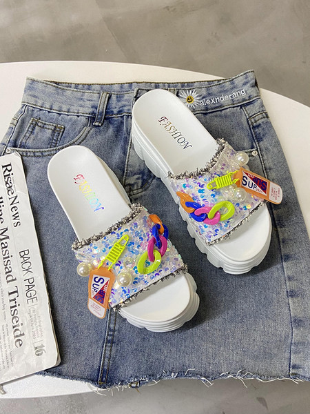 Ikdienas sieviešu čības ar krāsainu rotājumu un plakanu zoli