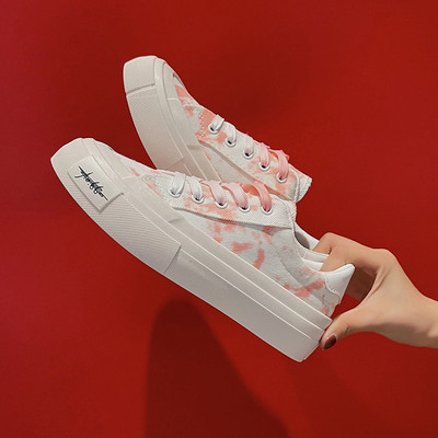 Sieviešu ikdienas kedas ar plakanām zolēm un šņorēm - trīs krāsas