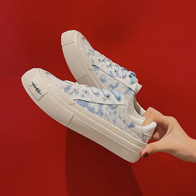 Sieviešu ikdienas kedas ar plakanām zolēm un šņorēm - trīs krāsas