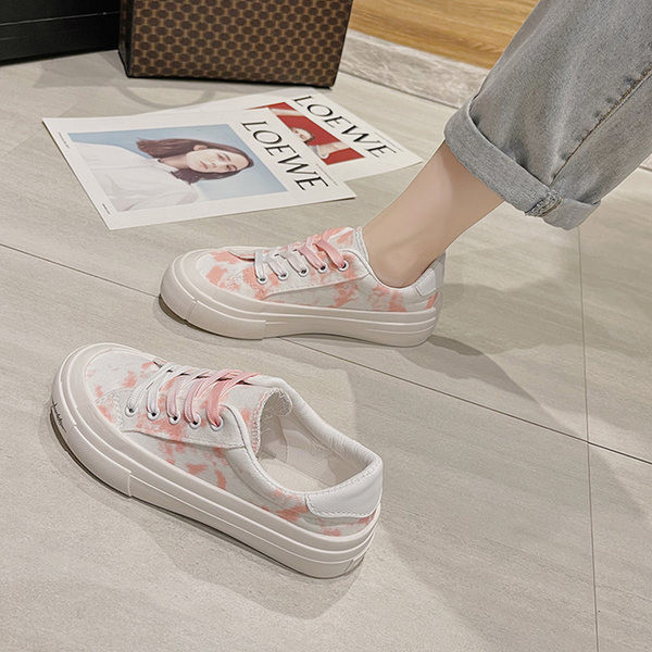 Sieviešu ikdienas kedas ar plakanām zolēm un šņorēm - trīs krāsas