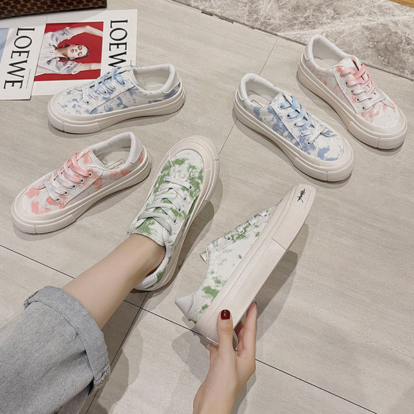 Sieviešu ikdienas kedas ar plakanām zolēm un šņorēm - trīs krāsas