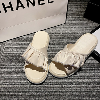 Ikdienas sieviešu čības ar plakanām zolēm un akmeņiem