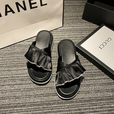 Ikdienas sieviešu čības ar plakanām zolēm un akmeņiem