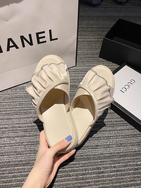 Ikdienas sieviešu čības ar plakanām zolēm un akmeņiem