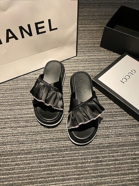 Ikdienas sieviešu čības ar plakanām zolēm un akmeņiem