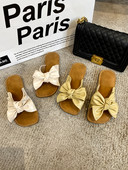 Vasaras sieviešu čības ar ādas lenti un plakanu zoli