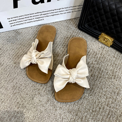 Vasaras sieviešu čības ar ādas lenti un plakanu zoli