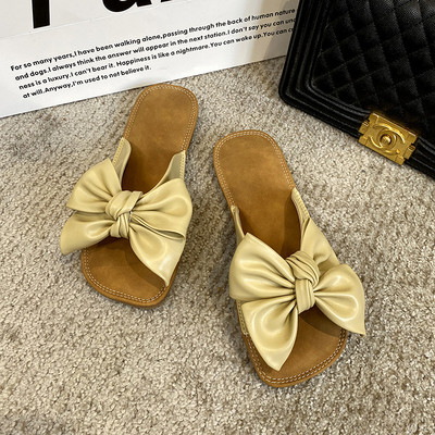 Vasaras sieviešu čības ar ādas lenti un plakanu zoli