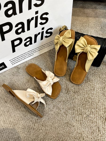 Vasaras sieviešu čības ar ādas lenti un plakanu zoli