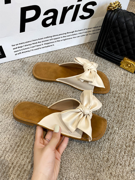 Vasaras sieviešu čības ar ādas lenti un plakanu zoli