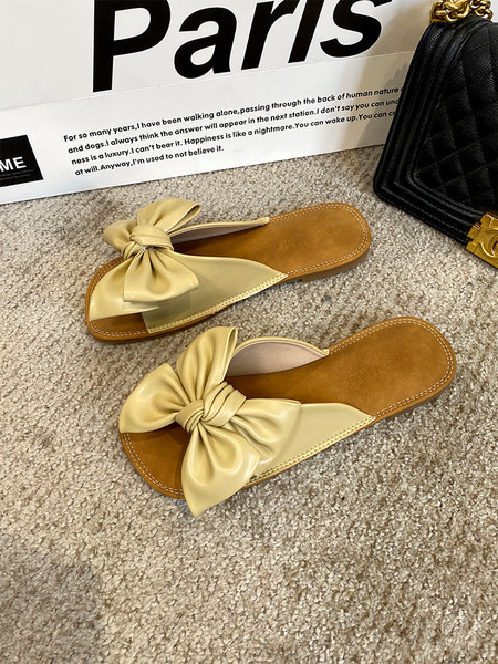 Vasaras sieviešu čības ar ādas lenti un plakanu zoli