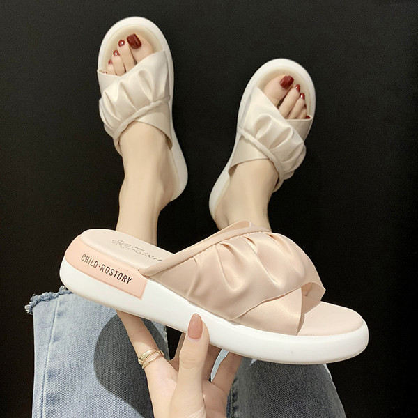 Ikdienas sieviešu čības ar cirtām