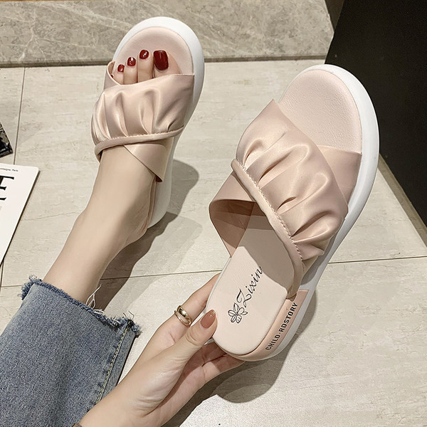 Ikdienas sieviešu čības ar cirtām