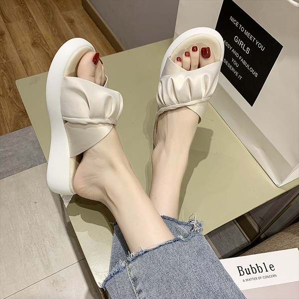 Ikdienas sieviešu čības ar cirtām