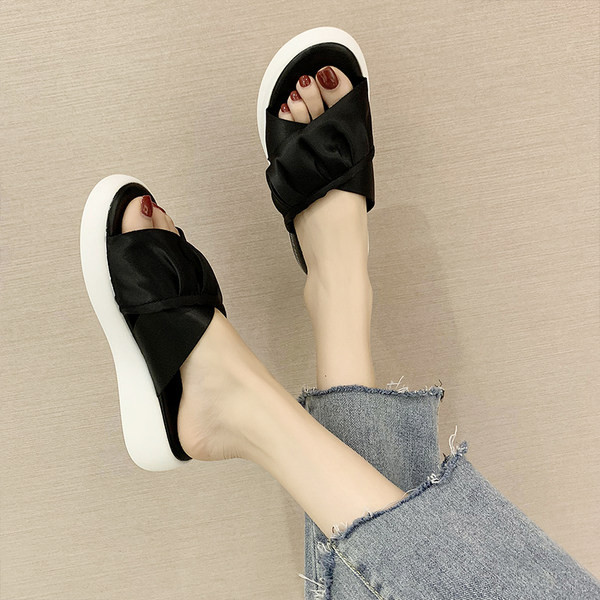 Ikdienas sieviešu čības ar cirtām