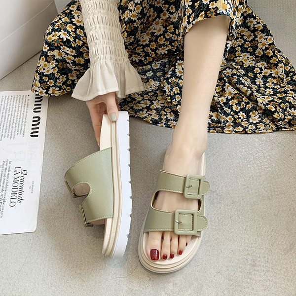 Ikdienas čības ar sprādzēm