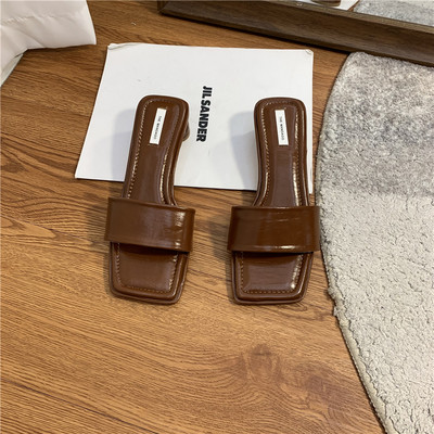 Jauns sieviešu čību modelis no mākslīgās ādas ar papēdi