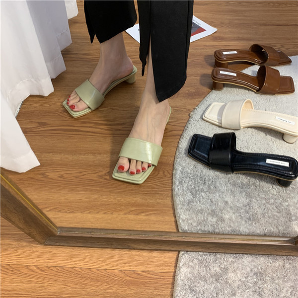 Jauns sieviešu čību modelis no mākslīgās ādas ar papēdi