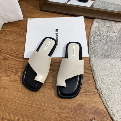 Sieviešu ikdienas čības no mākslīgās ādas ar plakanu zoli