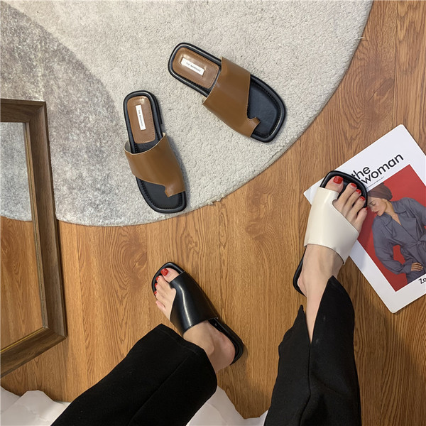 Sieviešu ikdienas čības no mākslīgās ādas ar plakanu zoli