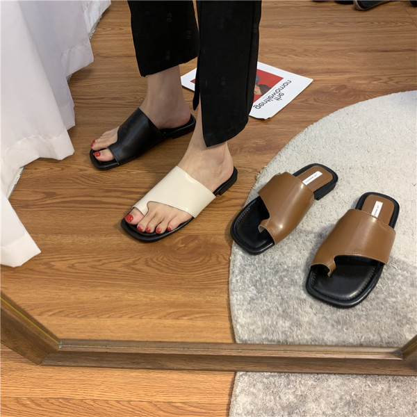 Sieviešu ikdienas čības no mākslīgās ādas ar plakanu zoli