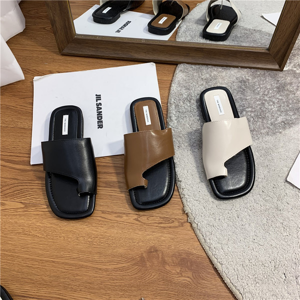 Sieviešu ikdienas čības no mākslīgās ādas ar plakanu zoli