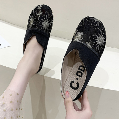 Παντόφλες κλειστές με κεντήματα