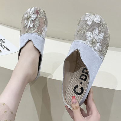 Παντόφλες κλειστές με κεντήματα