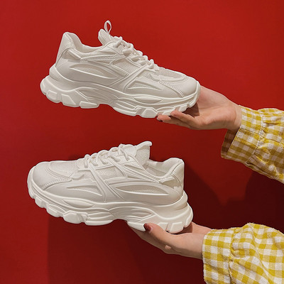 Sieviešu kedas ar mežģīnēm baltā krāsā piemērotas vasarai