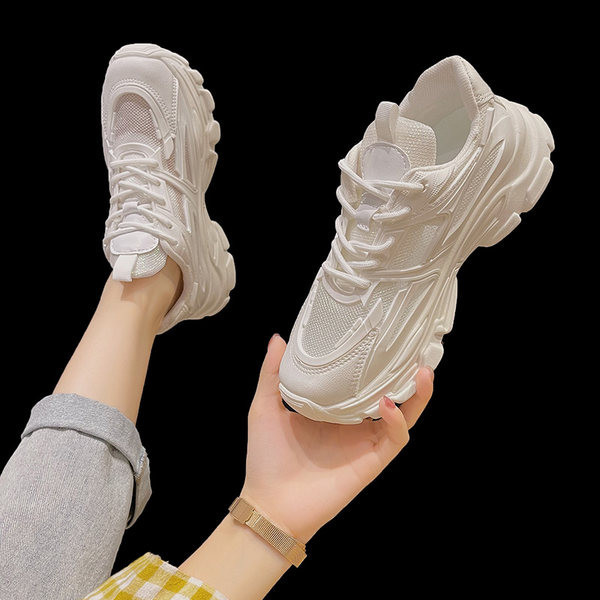 Sieviešu kedas ar mežģīnēm baltā krāsā piemērotas vasarai