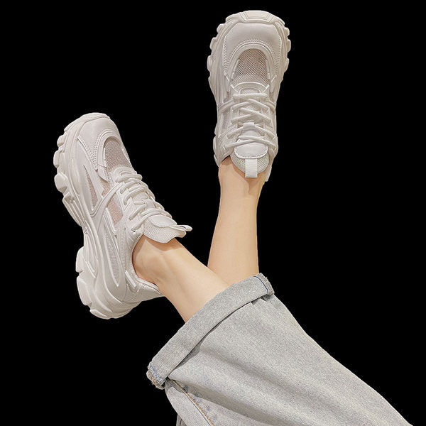 Sieviešu kedas ar mežģīnēm baltā krāsā piemērotas vasarai