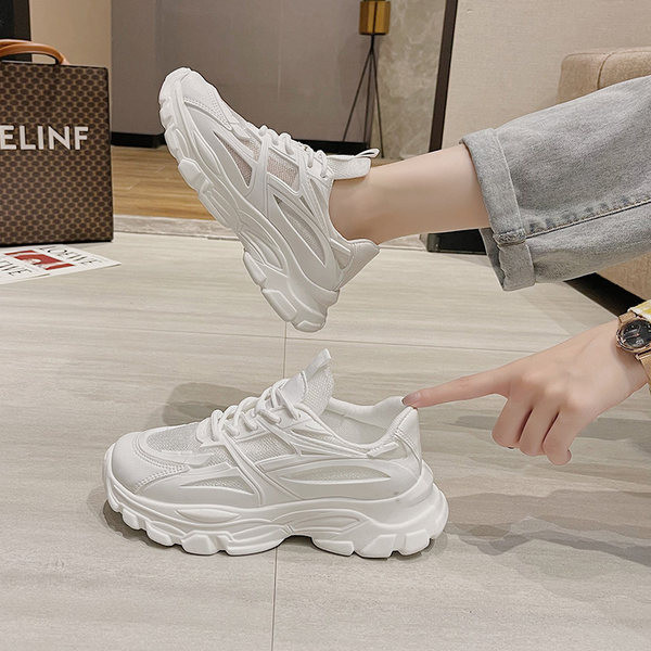 Sieviešu kedas ar mežģīnēm baltā krāsā piemērotas vasarai