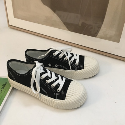 Sieviešu kedas ar mežģīnēm un plakanu zoli - vairākas krāsas