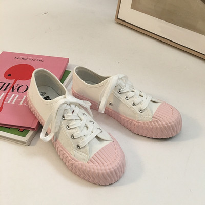 Sieviešu kedas ar mežģīnēm un plakanu zoli - vairākas krāsas