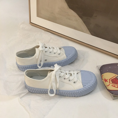 Sieviešu kedas ar mežģīnēm un plakanu zoli - vairākas krāsas