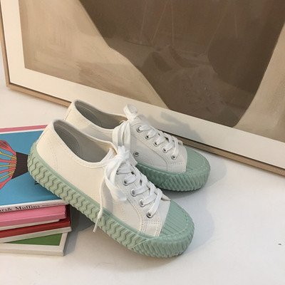 Sieviešu kedas ar mežģīnēm un plakanu zoli - vairākas krāsas